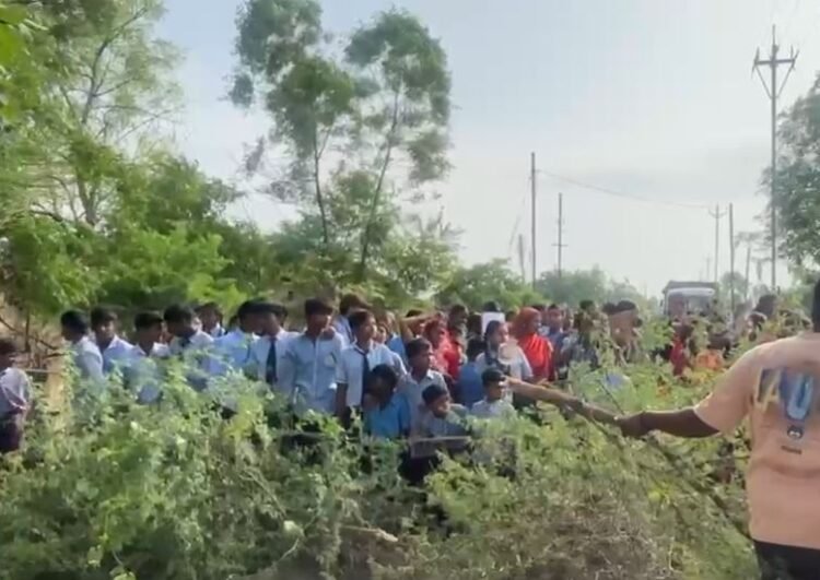 बलौदाबाजार में ग्रामीणों का प्रदर्शन, स्कूल भवन और सड़क सुधार की मांग