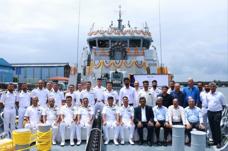 कोचीन शिपयार्ड लिमिटेड ने तीसरा पनडुब्बी रोधी जलयान ‘मैंग्रोल’ को भारतीय नौसेना को सौंपा