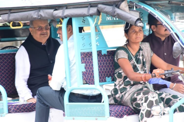 महिलाएं हो रही हैं सशक्त एवं सक्षम ई-रिक्शा में बैठकर स्पीकर हाउस के लिए रवाना हुए विधानसभा अध्यक्ष डॉ. रमन सिंह