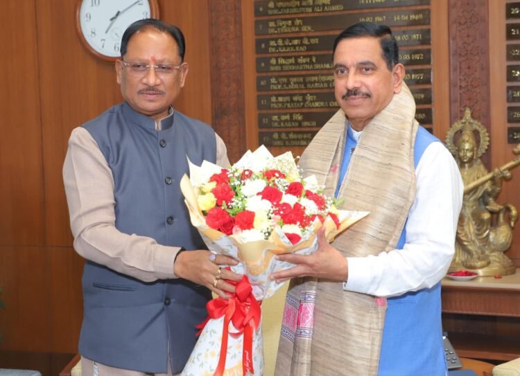5 लाख मीट्रिक टन चावल के शीघ्र उठाव की पहल, मुख्यमंत्री साय ने केंद्रीय मंत्री से पर्याप्त रेलवे रैक उपलब्ध कराने का किया आग्रह