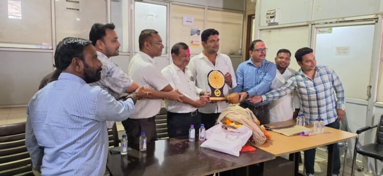 रायपुर नगर निगम जोन-9 में सेवानिवृत्त सहायक राजस्व निरीक्षक का सम्मान समारोह आयोजित