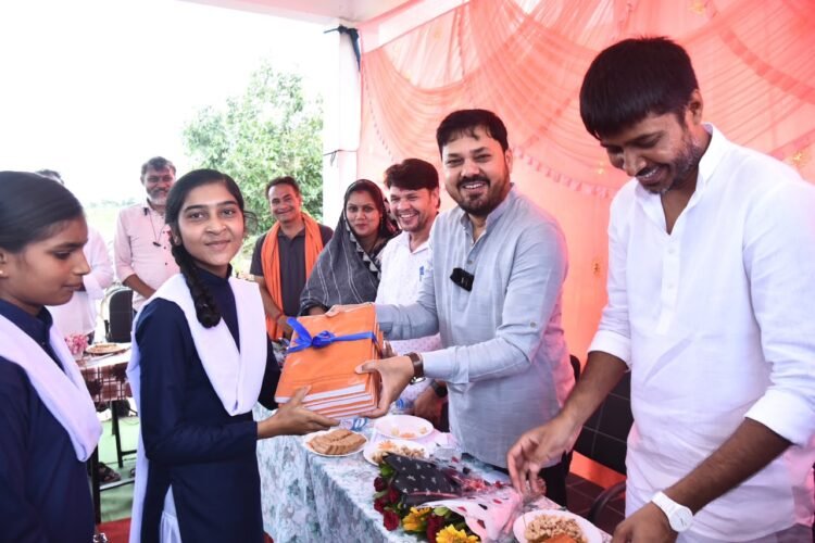 शाला प्रवेश उत्सव’ में पहुंचे विधायक अनुज शर्मा: नवप्रवेशी बच्चों का किया स्वागत, मेधावी छात्र सम्मानित; खौना के विकास के लिए 15 लाख की सौगात