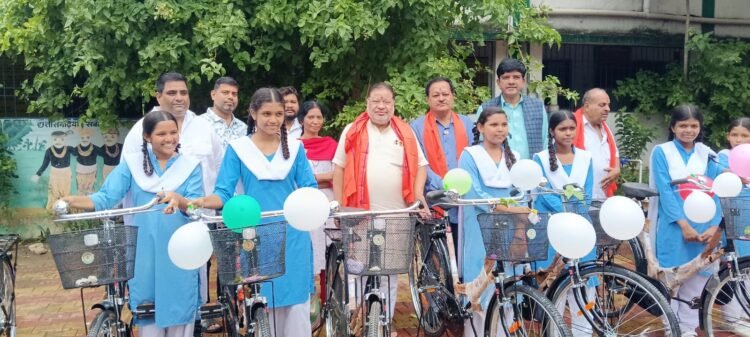रायपुर दक्षिण विधायक सुनील सोनी ने छात्राओं को बांटी साइकिलें, उज्ज्वल भविष्य की दी शुभकामनाएं