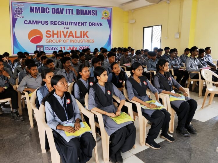 एनएमडीसी डीएवी आईटीआई ,भांसी में आयोजित कैंपस प्लेसमेंट ड्राइव में 31 छात्रों का चयन