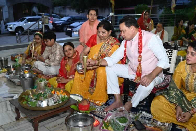 शिवभक्ति के रंग में रंगा रायपुर: विधायक डॉ. संपत अग्रवाल ने सपरिवार किया भव्य रुद्राभिषेक, प्रदेश की सुख-समृद्धि की माँगी मन्नत