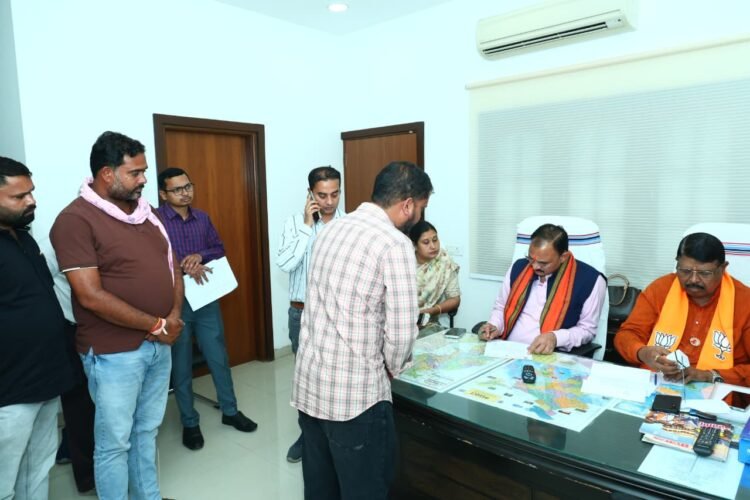 सहयोग केंद्र में मंत्री श्यामबिहारी जायसवाल ने कार्यकर्ताओं से किया संवाद