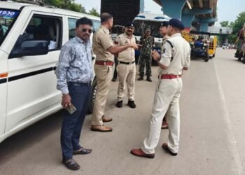 पावर हाउस सर्विस रोड पर अवैध पार्किंग के खिलाफ निगम की कार्रवाई, वाहन किए गए जब्त