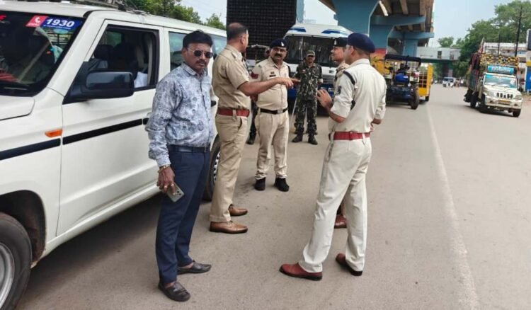 पावर हाउस सर्विस रोड पर अवैध पार्किंग के खिलाफ निगम की कार्रवाई, वाहन किए गए जब्त