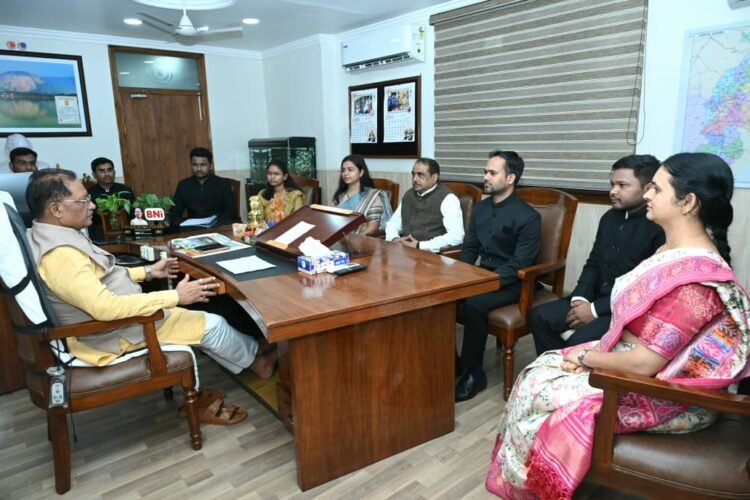 मुख्यमंत्री साय से 2025 बैच के प्रशिक्षु डिप्टी कलेक्टरों ने की सौजन्य मुलाकात,कहा-कर्तव्यनिष्ठ होकर जनसेवा एवं सुशासन के लिए जमीनी स्तर पर करें बेहतर कार्य