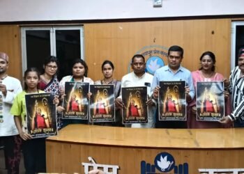 स्वर्गीय तीजन बाई की स्मृति में आयोजित ‘आरुग सम्मान समारोह’ का पोस्टर रायपुर प्रेस क्लब में विमोचित