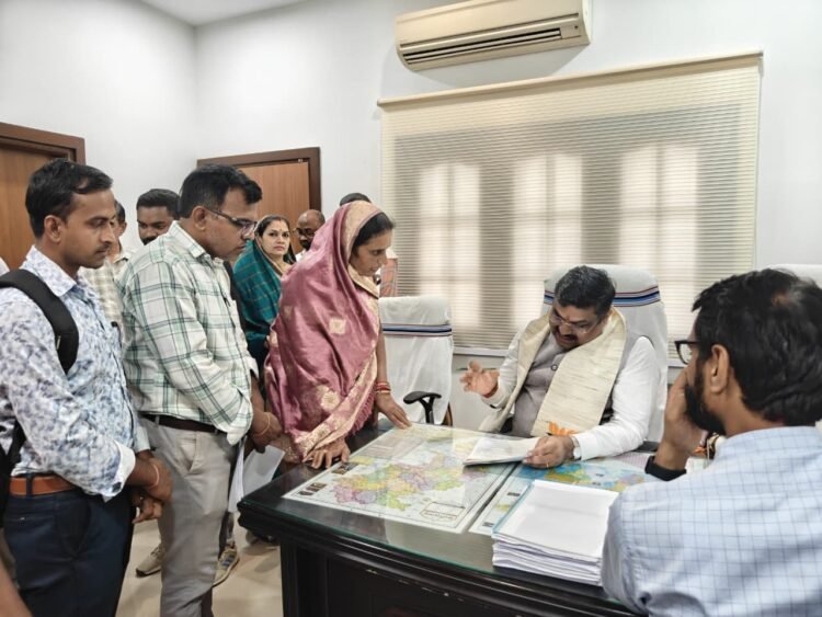 शिक्षा मंत्री गजेन्द्र यादव ने किया कार्यकर्ताओं से संवाद, 500 कार्यकर्ता पहुँचे सहयोग केन्द्र, आवेदनों के त्वरित निराकरण के दिए निर्देश