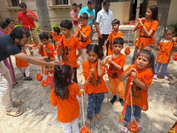 बच्चों ने निकाली भव्य कावड़ यात्रा, ‘बम-बम भोले’ के जयकारों से गूंजा वीआईपी रोड