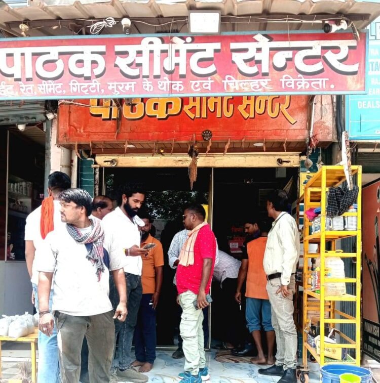 निगम की कार्रवाई, नंदिनी रोड पर अवैध रूप से सड़क घेरकर रखी रेत जब्त