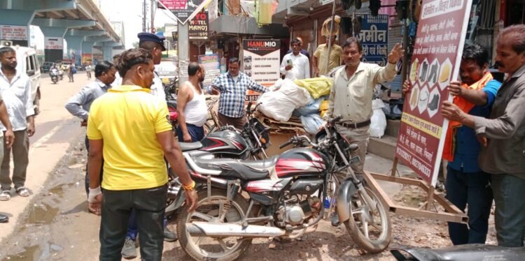 भिलाई में फुटपाथ पर अवैध कारोबार के खिलाफ निगम की कार्रवाई