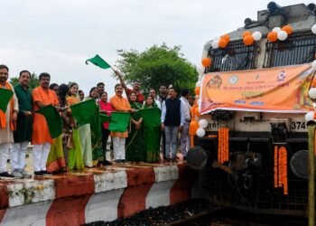 सरगुजा संभाग के 850 श्रद्धालु भारत गौरव ट्रेन से रामलला एवं बाबा विश्वनाथ के दर्शन के लिए रवाना