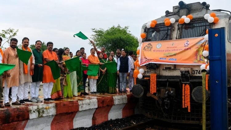 सरगुजा संभाग के 850 श्रद्धालु भारत गौरव ट्रेन से रामलला एवं बाबा विश्वनाथ के दर्शन के लिए रवाना