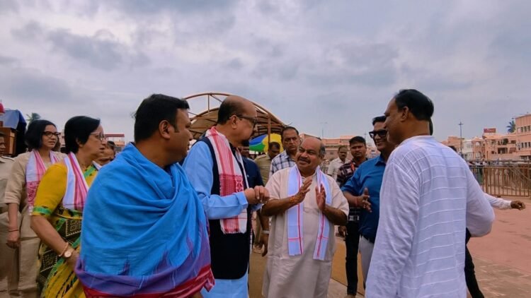 राज्यपाल रमेन डेका एवं विधायक पुरन्दर मिश्रा ने सपत्नीक किए महाप्रभु जगन्नाथ के दर्शन