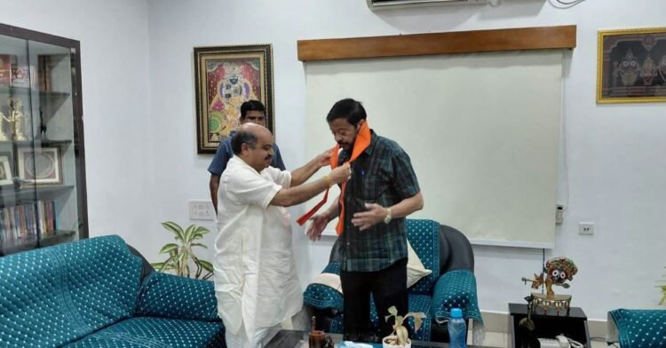 ओडिशा के कैबिनेट मंत्री सुरेश पुजारी से विधायक पुरंदर मिश्रा ने की सौजन्य भेंट, नुआखाई पर्व के लिए दिया आमंत्रण