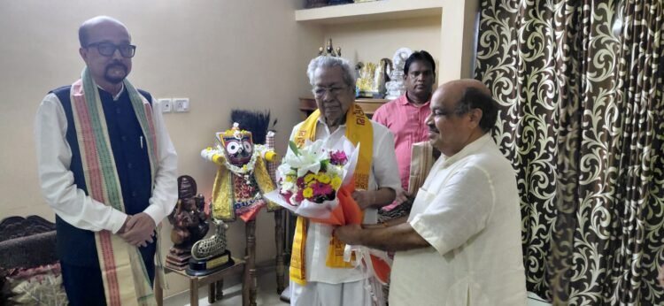 भुवनेश्वर में पूर्व राज्यपाल हरिचंदन से मिले राज्यपाल डेका व विधायक पुरन्दर मिश्रा, नुआखाई पर्व का दिया आमंत्रण