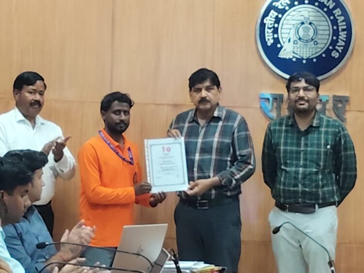“रायपुर रेल मंडल में संरक्षा के प्रति सजग रेलकर्मियों को मंडल रेल प्रबंधक दयानंद ने सम्मानित किया”