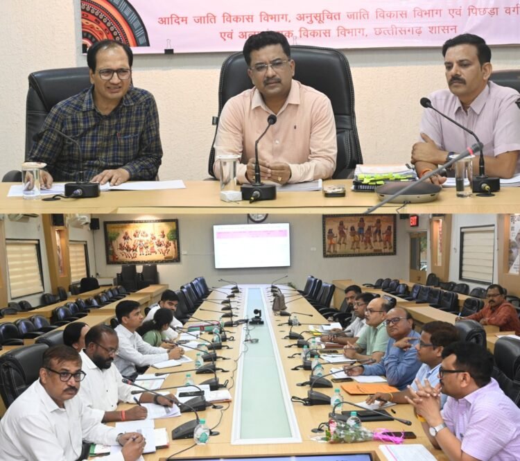 प्रमुख सचिव सोनमणि बोरा ने ली विभागीय योजनाओं की समीक्षा बैठक