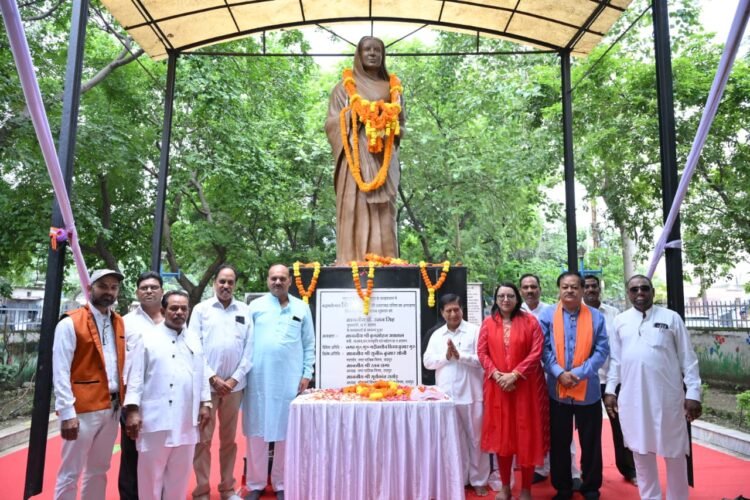 मिनीमाता की 54वीं पुण्यतिथि पर रायपुर में श्रद्धांजलि, जनप्रतिनिधियों और नागरिकों ने किया नमन