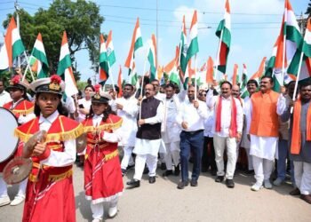 देशभक्ति से ओतप्रोत अप्रतिम उत्साह के साथ निकली तिरंगा यात्रा, उप मुख्यमंत्री अरुण साव हुए शामिल, लहराया गया 92 फीट का तिरंगा