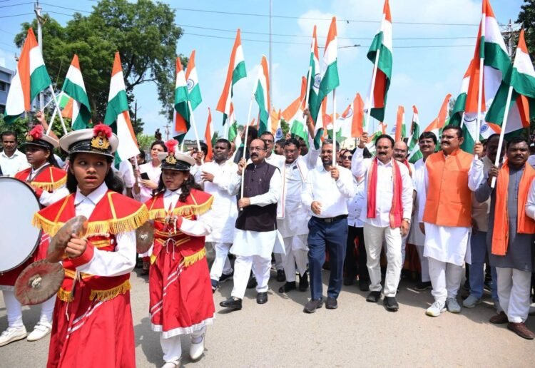 देशभक्ति से ओतप्रोत अप्रतिम उत्साह के साथ निकली तिरंगा यात्रा, उप मुख्यमंत्री अरुण साव हुए शामिल, लहराया गया 92 फीट का तिरंगा