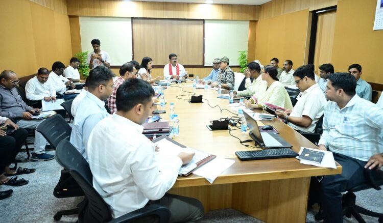उप मुख्यमंत्री विजय शर्मा ने पुनर्वास एवं नक्सल प्रभावित परिवारों के लिए संचालित योजनाओं की समीक्षा की