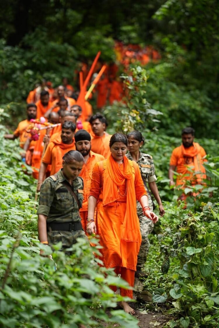 नदी, पहाड़, और घने जंगल को पार करते हुए नई ऊर्जा के साथ आगे बढ़ रही विधायक भावना बोहरा और कांवड़ियों की 151 किमी कांवड़ पदयात्रा