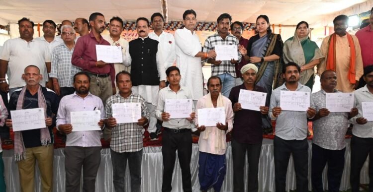 सारंगढ़ में वितरित किए अधिकार अभिलेख; 10 लाख कार्ड वितरण का लक्ष्य,मंत्री वर्मा ने कहा-स्वामित्व योजना से बदलेगी गांवों की तस्वीर