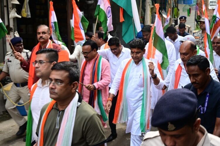 सारंगढ़ में गूंजे देशभक्ति के नारे, मंत्री टंक राम वर्मा की अगुवाई में निकली भव्य तिरंगा यात्रा