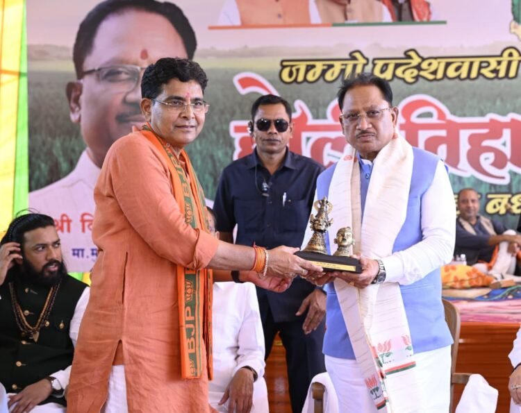 हरेली के पावन अवसर पर राजस्व मंत्री टंकराम वर्मा के नवीन शासकीय आवास के गृह प्रवेश कार्यक्रम में शामिल हुए मुख्यमंत्री साय,कहा-किसानों की समृद्धि से ही समृद्ध होगा छत्तीसगढ़