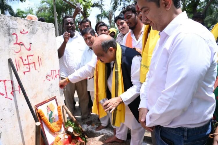 कांशीराम नगर में हरेली तिहार की धूम, विधायक पुरंदर मिश्रा ने कृषि औजारों की पूजा-अर्चना कर सुख-समृद्धि की कामना की