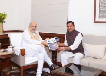 केंद्रीय गृह मंत्री अमित शाह से केंद्रीय राज्यमंत्री तोखन साहू ने की मुलाकात, नक्सलमुक्त छत्तीसगढ़ पर दी बधाई; त्रैमासिक कार्य-प्रगति रिपोर्ट की भेंट