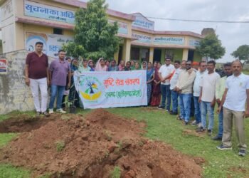 हरेली अमावस्या पर सृष्टि सेवा संकल्प ने दरबा में रोपे 200 पौधे, ग्रामीणों ने लिया संरक्षण का संकल्प