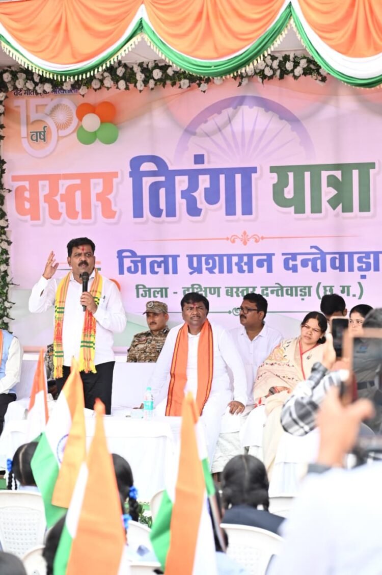 तिरंगा यात्रा के दूसरे दिवस माँ दंतेश्वरी की पूजा-अर्चना कर उप मुख्यमंत्री एवं वन मंत्री ने किया यात्रा का शुभारंभ