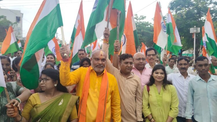 रिसाली में तिरंगा यात्रा: अर्धसैनिक बल की टुकड़ी के साथ विधायक व आयुक्त ने दिया देश भक्ति का संदेश
