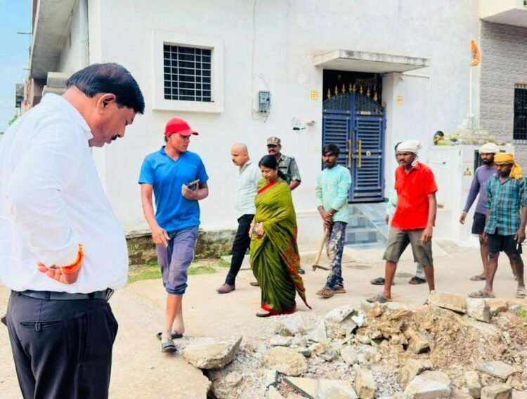 महापौर अलका बाघमार पहुँचीं दीपक नगर, बिना सूचना औचक निरीक्षण कर निर्माण कार्यों की खोली पोल