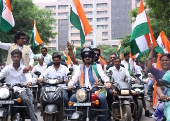 विधानसभा चौक से खरोरा तक ‘तिरंगामय’ हुआ धरसींवा; विधायक अनुज शर्मा की अगुवाई में 20 गांवों से गुजरी भव्य शौर्य यात्रा