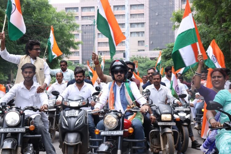 विधानसभा चौक से खरोरा तक ‘तिरंगामय’ हुआ धरसींवा; विधायक अनुज शर्मा की अगुवाई में 20 गांवों से गुजरी भव्य शौर्य यात्रा