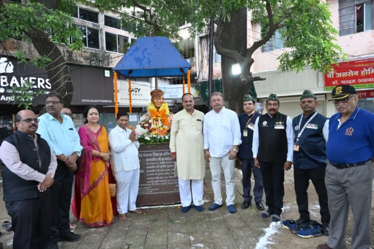 शहादत दिवस पर शहीद पंकज विक्रम को श्रद्धांजलि, रायपुर में जनप्रतिनिधियों और पूर्व सैनिकों ने किया नमन