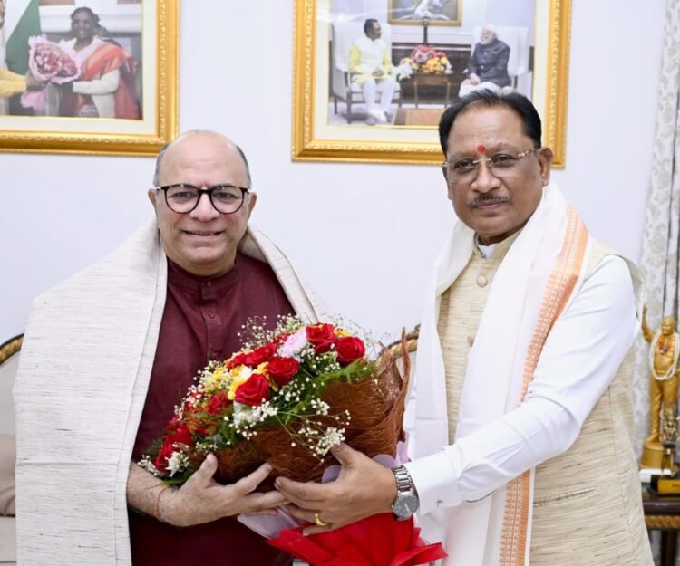 मुख्यमंत्री विष्णुदेव साय से निर्माता-निर्देशक डॉ. चंद्रप्रकाश द्विवेदी ने की सौजन्य मुलाकात