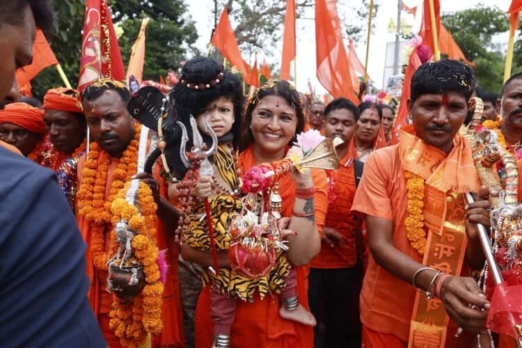 विधायक भावना बोहरा और कांवड़ियों के भव्य स्वागत में हर हर महादेव और बोल बम के जयघोष से गूंजा पंडरिया, कांवड़ियों ने जलेश्वर महादेव में किया जलाभिषेक