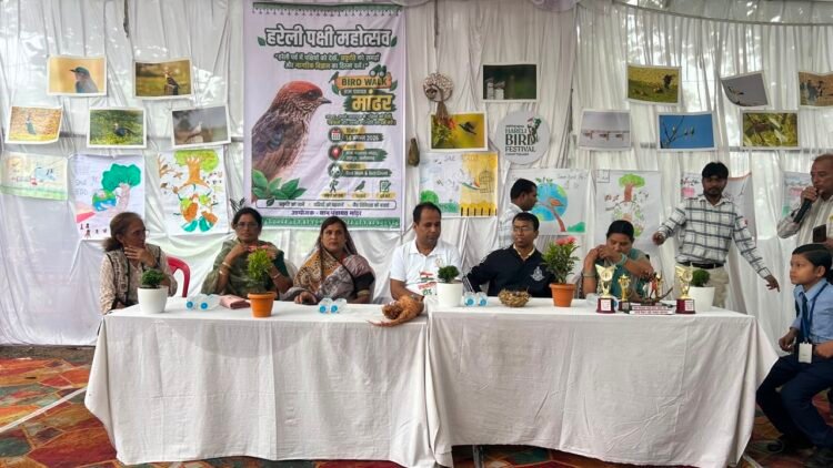 परियोजना ‘चहचहाट’ के अंतर्गत ग्राम पंचायत मांढर में हरेली पक्षी महोत्सव का शुभारम्भ