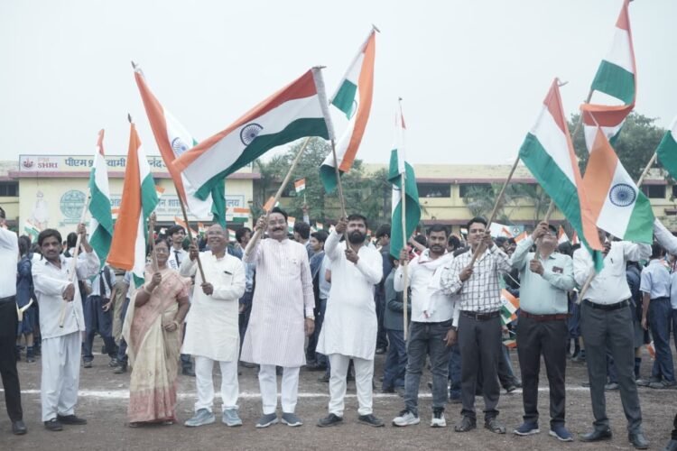 बीरगांव नगर निगम ने निकाली तिरंगा यात्रा, मानव श्रृंखला से विद्यार्थियों ने बनाया अशोक चक्र