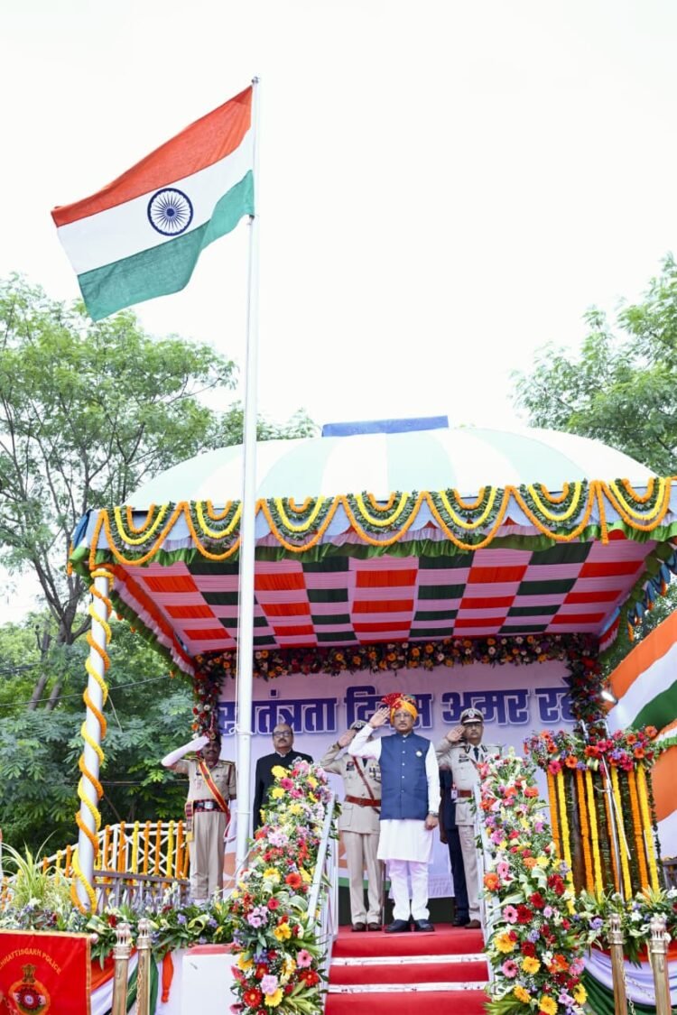 स्वतंत्रता दिवस समारोह : मुख्यमंत्री साय ने पुलिस परेड ग्राउंड पर किया ध्वजारोहण, परेड की ली सलामी, हर्षोल्लास के साथ मनाया गया आजादी का 80वां पर्व