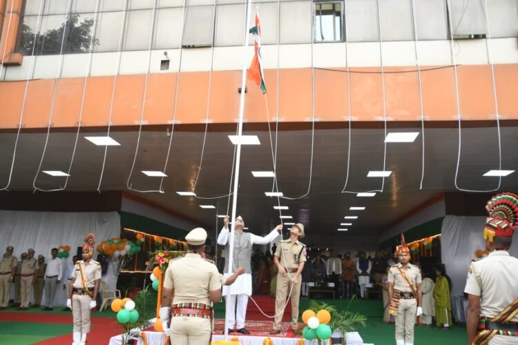 मंडल रेल प्रबंधक कार्यालय रायपुर में मंडल रेल प्रबंधक दयानंद ने राष्ट्रीय ध्वज फहराया