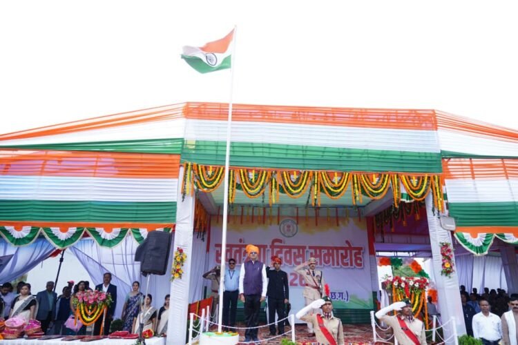 देशभक्ति की भावना व हर्षाेल्लास के साथ जिले में मनाया गया स्वतंत्रता दिवस, सांसद बृजमोहन अग्रवाल ने जिला स्तरीय समारोह मे किया ध्वजारोहण