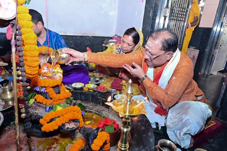 मुख्यमंत्री विष्णुदेव साय ने सावन सोमवार और नागपंचमी पर श्री फलेश्वरनाथ महादेव की पूजा-अर्चना की